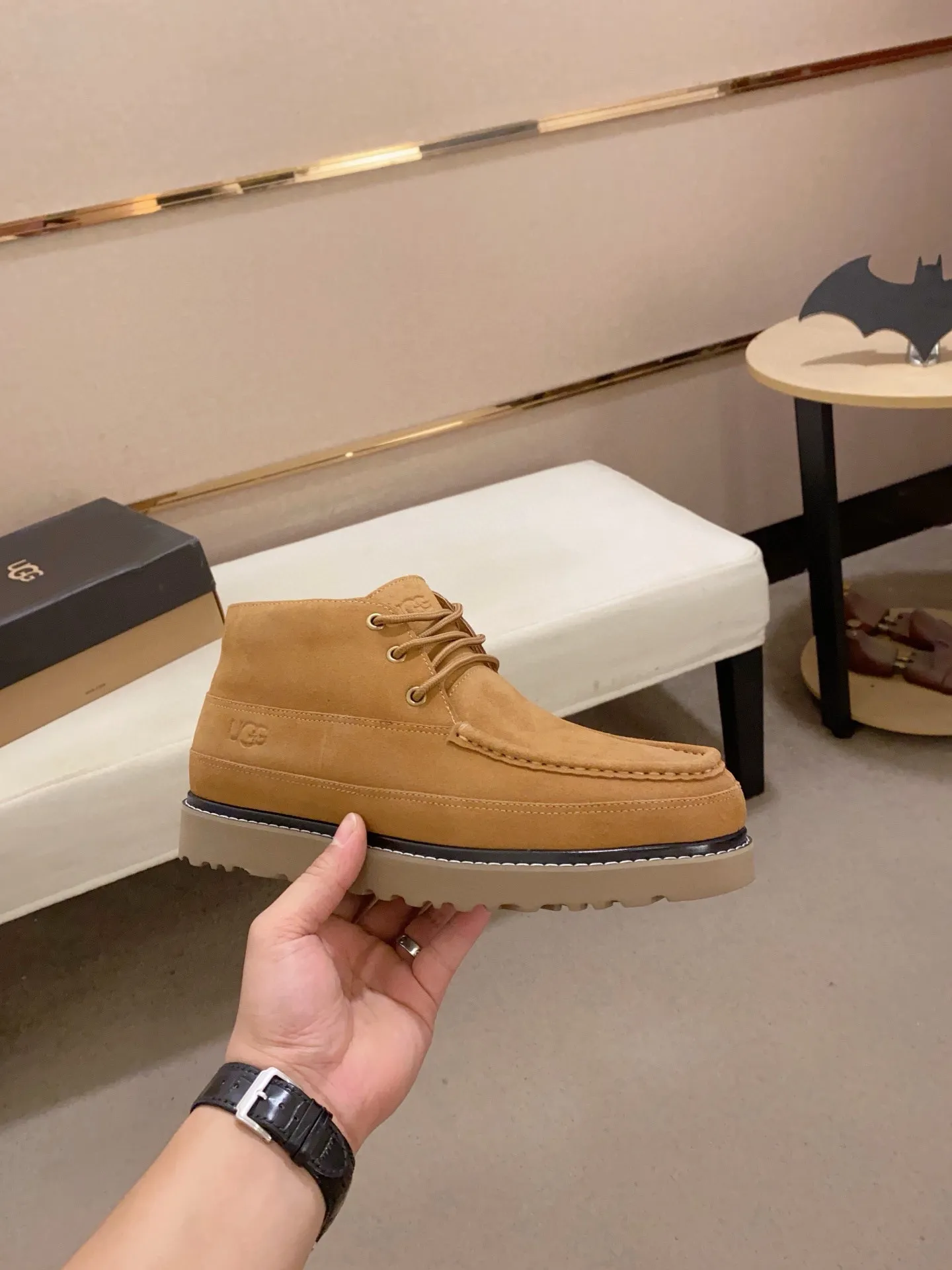 Men's shoes💰: 600💰(high-end goods) UGG❄️❄️Latest model 1:1⃣️quality, fabric: high-end quality first-layer cowhide imported from Europe. Lining: wool lining, sole: pure imported foam outsole. ❤️High-end goods, fine workmanship, trendy and fashionable. The fit is very classy. If you know the goods, you will not be able to refuse😍😍Number of codes: 38-44 (45 is custom-made and cannot be returned or exchanged)